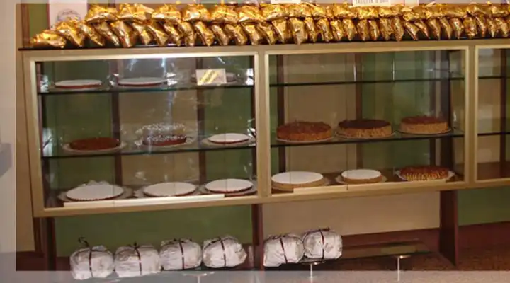 vetrina della Pasticceria La Treccia d'Oro