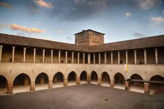 Veduta del cortile interno del Castello di Soncino