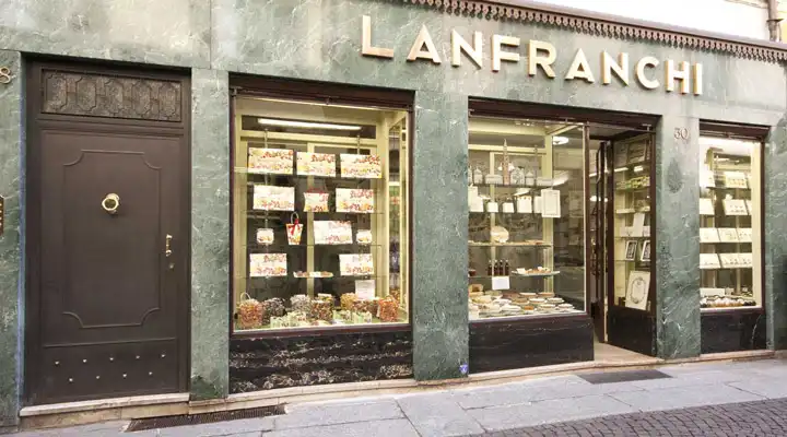 vetrina della Pasticceria Lanfranchi in via Solferino a Cremona