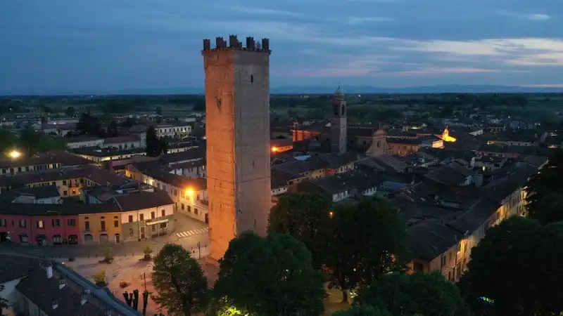 Veduta notturna di Castelleone