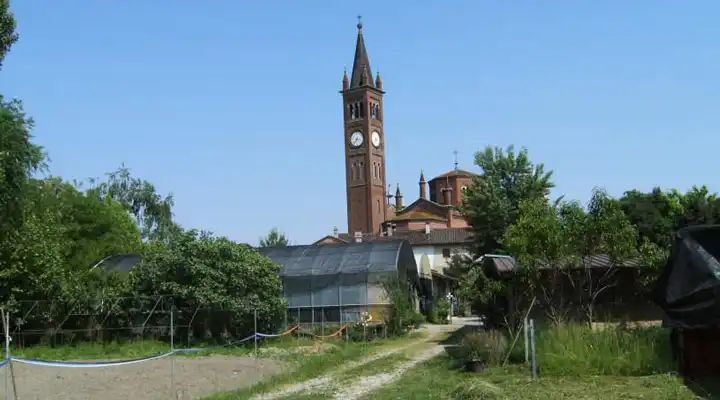 Apiflor, il giardino con vista sulla torre campanaria di Pescarolo ed Uniti