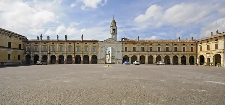 Piazza di Isola Dovarese
